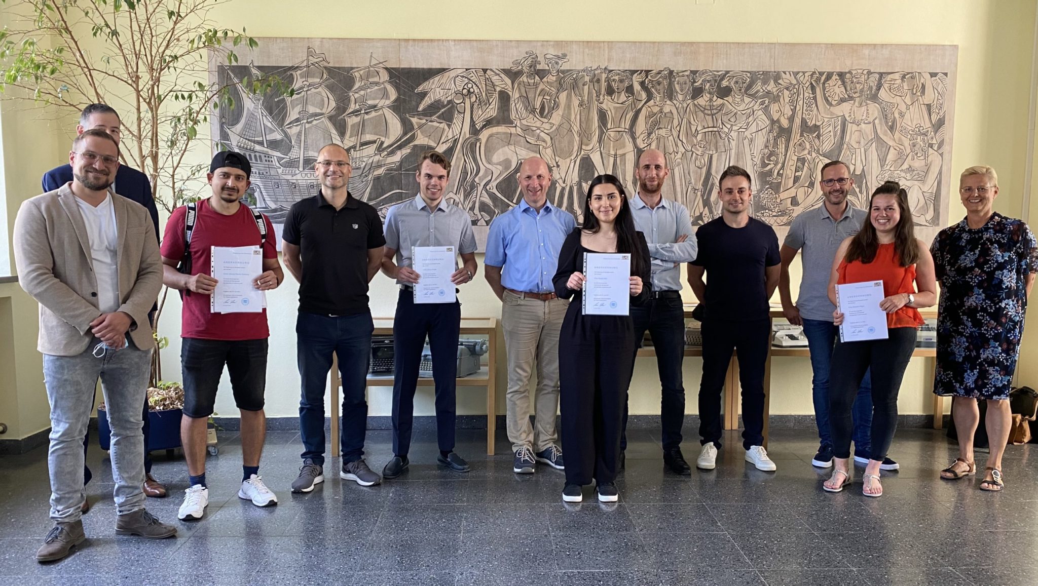 Stolze Schulpreisträgerinnen und träger BS4 Welserschule Augsburg